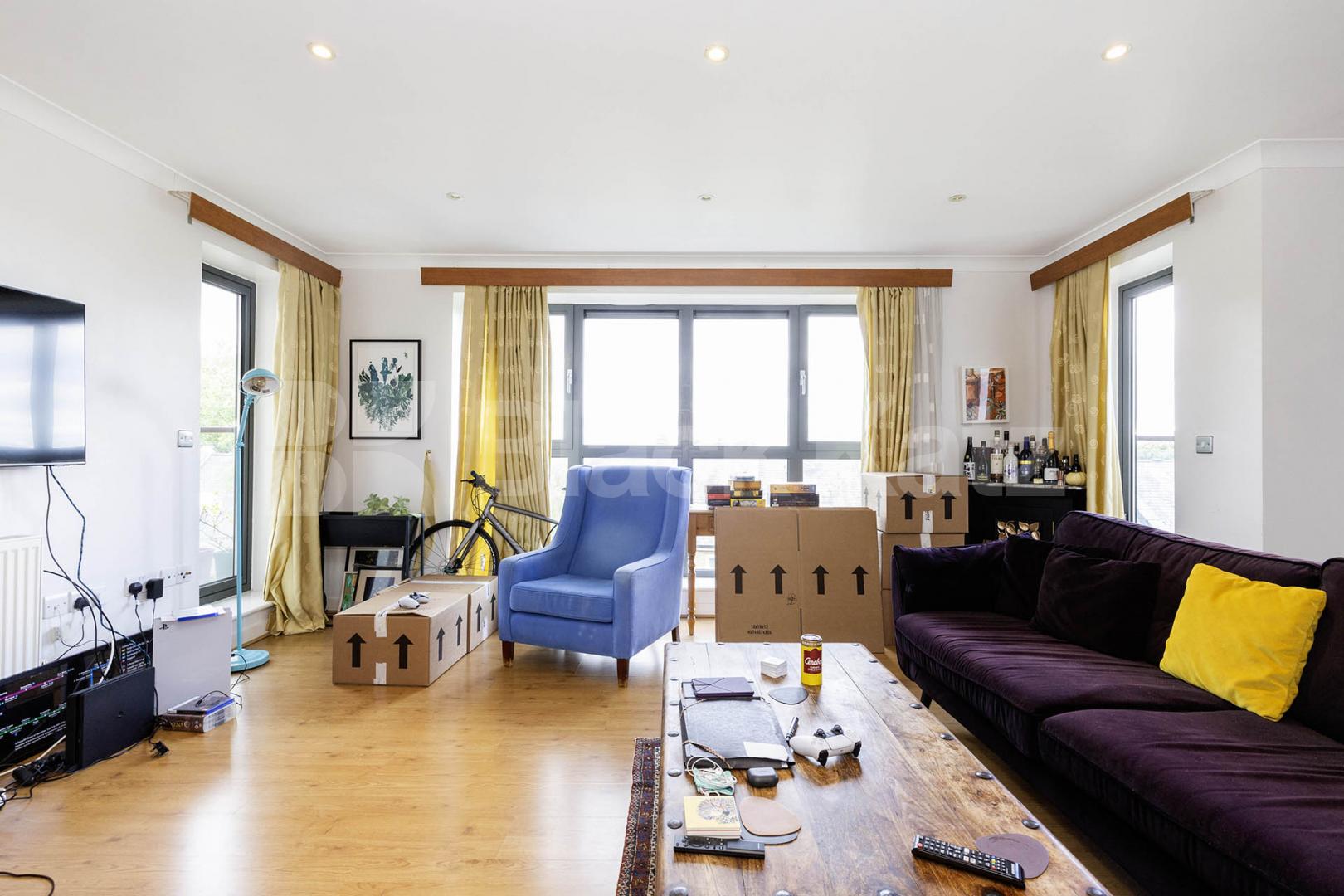 Luxury modern development with two bathrooms huge lounge & two double bedrooms Canal Boulevard, Camden